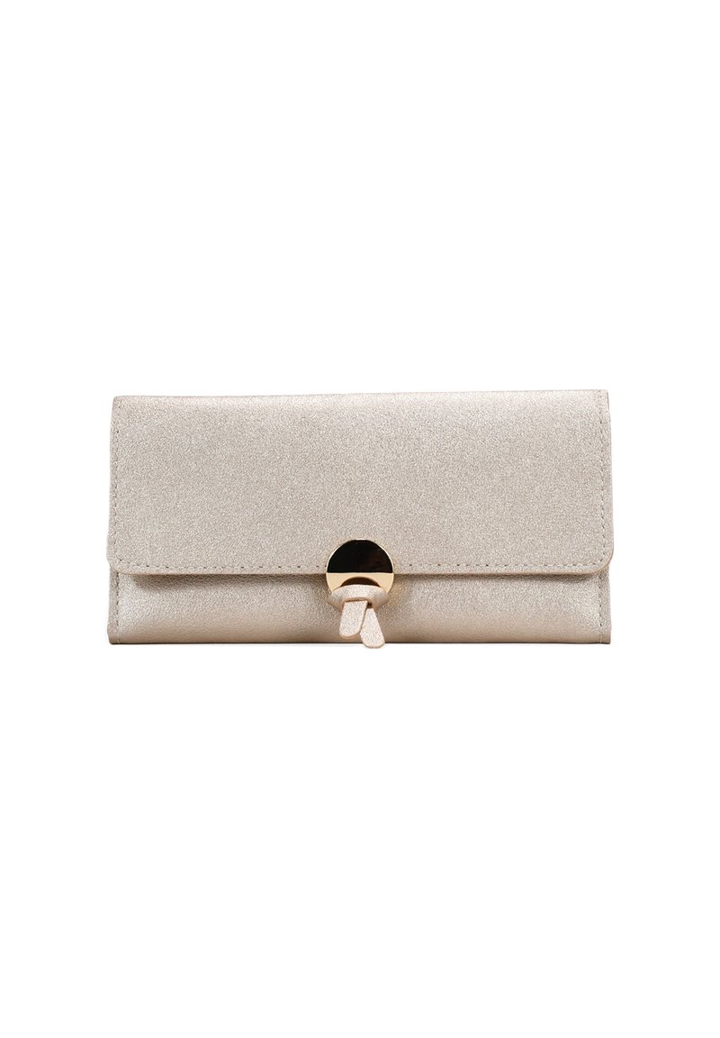 Clutch de purpurina beige claro con un cierre semicircular dorado y dos pequeñas borlas de piel sobre un fondo blanco.