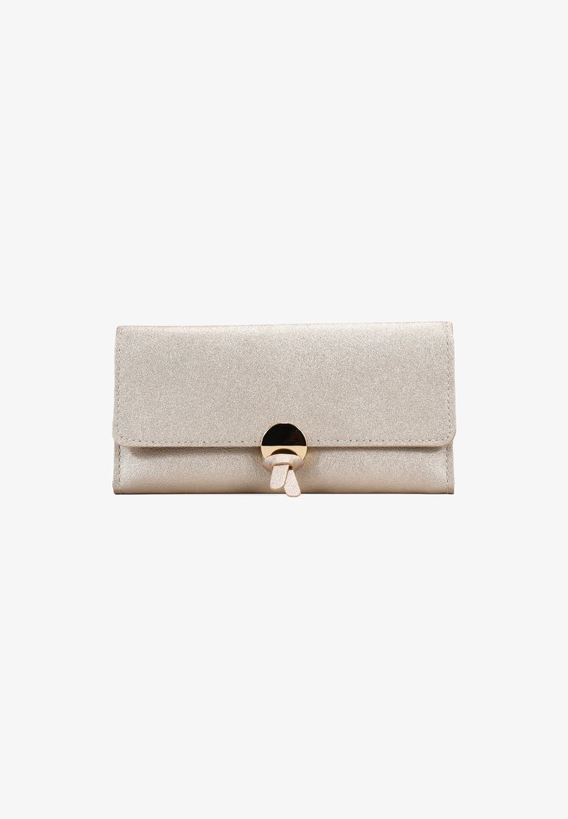 Clutch de purpurina beige claro con un cierre semicircular dorado y dos pequeñas borlas de piel sobre un fondo blanco.