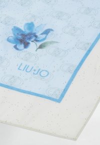 Svetlomodrý hodvábny šál s kvetinovým vzorom, logom "LIU-JO" a jemným bodkovaným vzorom na bielom pozadí. Okraje sú olemované modrou farbou.