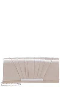 Beige satin kuvertväska med draperad framsida och silverkedjesläp, lämplig för formella tillfällen.