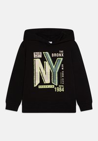 Felpa nera con cappuccio caratterizzata da una grande grafica con "NY" e "THE BRONX" in testo verde e bianco, accompagnata da ulteriori dettagli di branding.