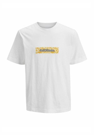 Valge puuvillane T-särk, millel on kollane trükitud ristkülik musta tekstiga "Jack&Jones" ja lehtede muster äärtes. Lühikesed varrukad.