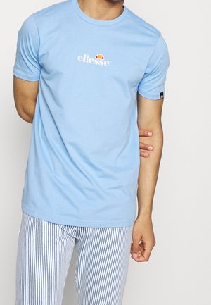 Helles blaues T-Shirt mit kurzen Ärmeln aus Baumwolle, mit einem weißen Logo auf der Brust und einem schwarzen Akzent am Ärmel. Gestreifte Schlafanzughosen.