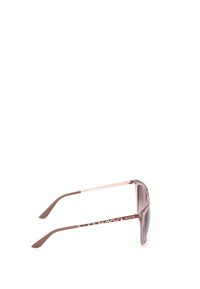 Gafas de sol marrones con un marco de plástico brillante, lentes con degradado y finos brazos de metal que presentan un sutil logo y acentos con patrones.