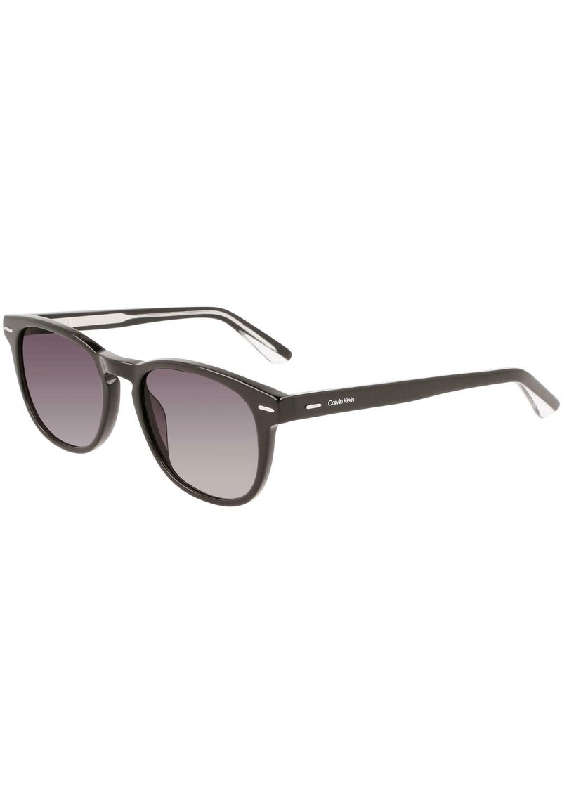 Schwarze Sonnenbrille mit rechteckigem Rahmen, Verlaufslinsen, polierter Oberfläche und dezenter Logo-Detailisierung an den Bügeln.