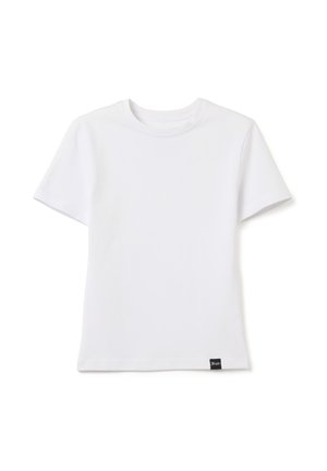 Camiseta blanca de manga corta hecha de algodón. Presenta un escote redondeado y una pequeña etiqueta de la marca en el dobladillo. Textura suave.