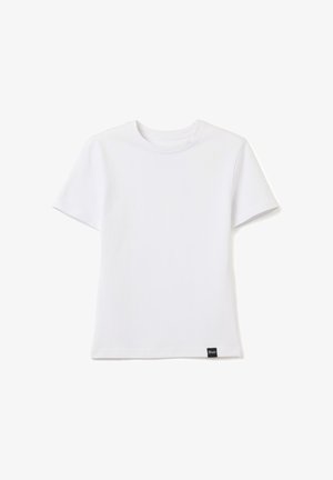 Camiseta blanca de manga corta hecha de algodón. Presenta un escote redondeado y una pequeña etiqueta de la marca en el dobladillo. Textura suave.