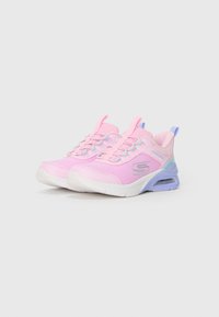Scarpe sportive rosa chiaro realizzate in mesh traspirante con dettagli bianchi, lacci multicolore e un dettaglio in lavanda sul tallone. Punta arrotondata e colletto imbottito.