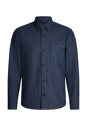 Camicia blu navy con bottoni, tessuto testurizzato, maniche lunghe, colletto e taschino sul petto. Presenta bottoni neri e un'etichetta con il logo.