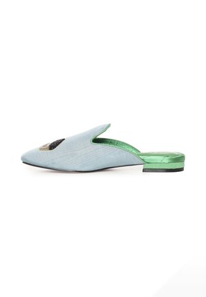 Mule azul claro sin cordones con punta puntiaguda, forro y tacón de satén verde, y adorno decorativo en negro y dorado en la parte superior.