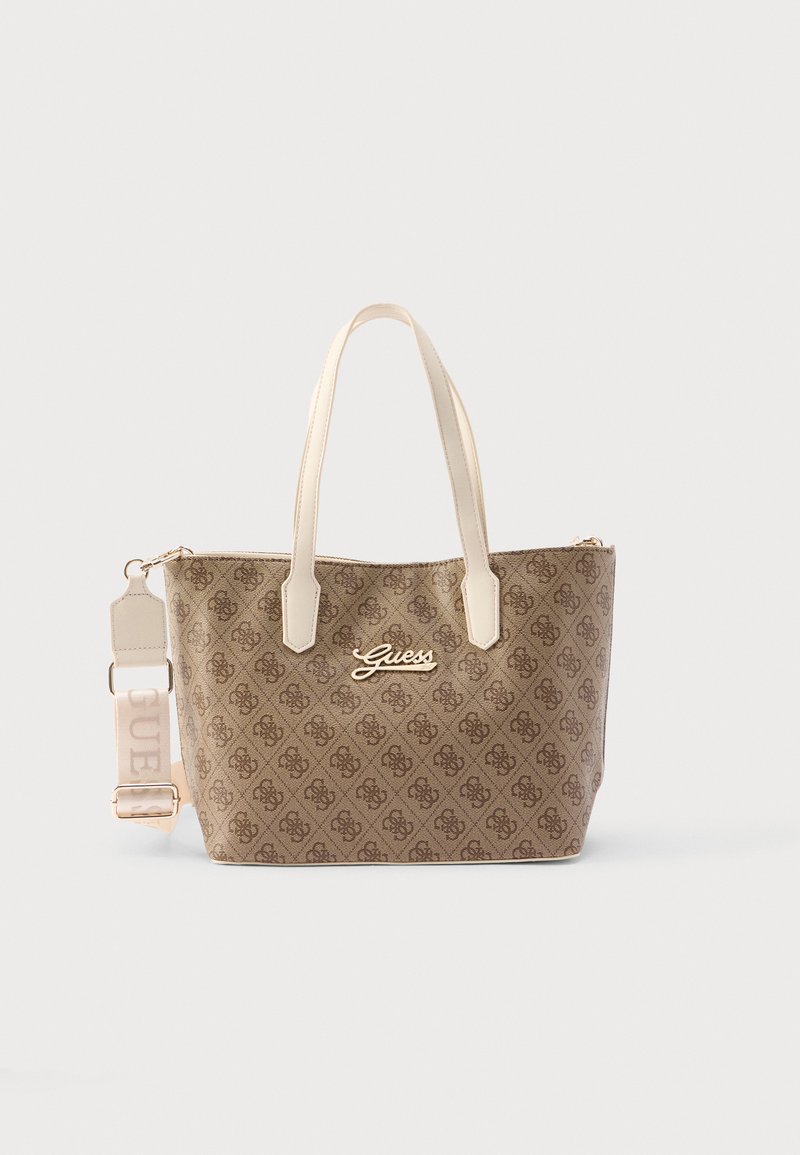 Bolsa tote de lona marrón con patrón de logotipo repetido, asas color crema y herrajes dorados. Cuenta con una correa de hombro ajustable con texto decorativo.