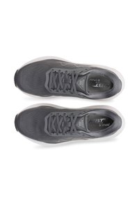 Baskets de sport grises avec une tige en maille, bout arrondi et semelle rembourrée. Les caractéristiques comprennent un design à lacets et un logo sur la languette.