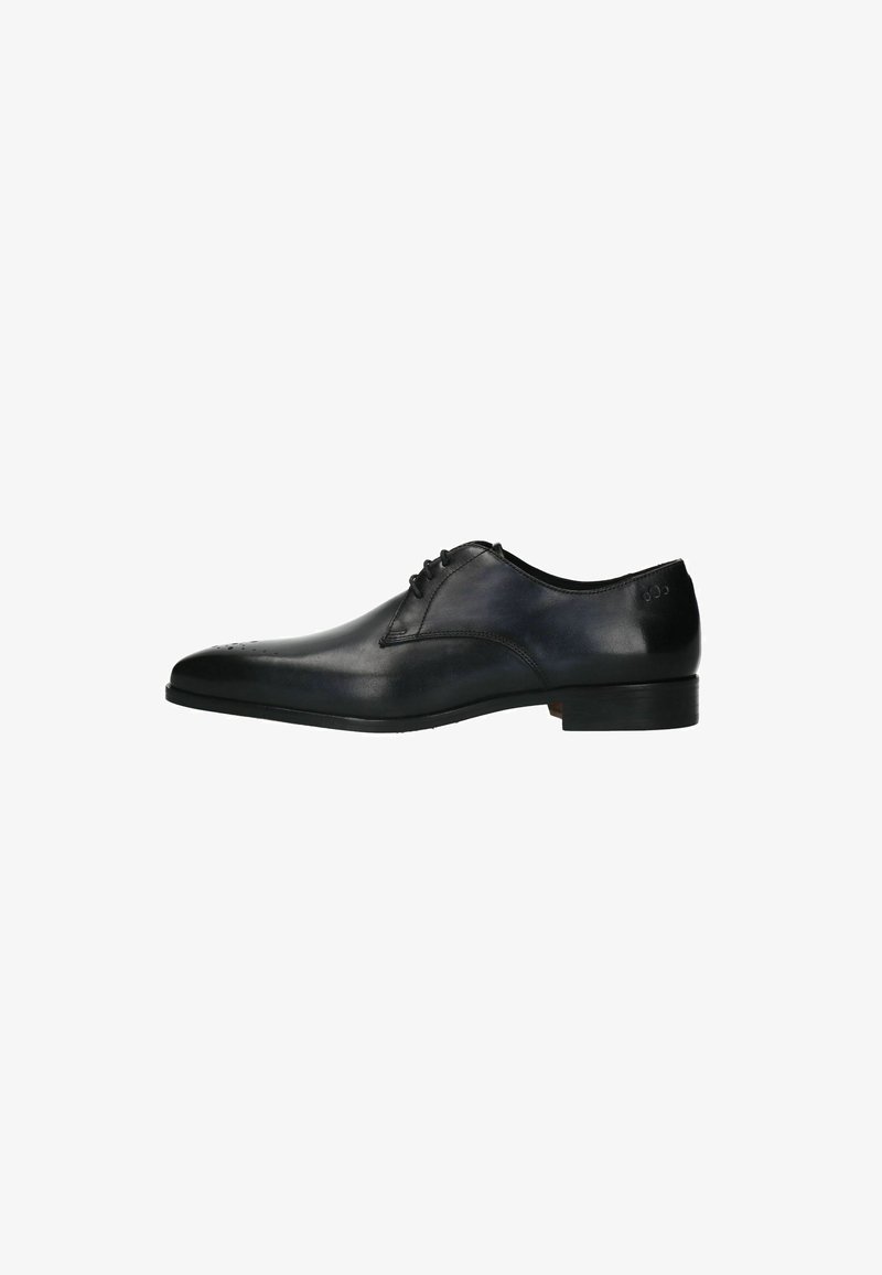 Chaussure de costume en cuir noir avec un bout arrondi, peu de coutures, et une finition lisse. Présente un talon bas empilé et un design à lacets.