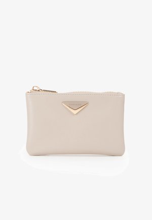 Tarjetero de cuero beige con un acento de hardware triangular dorado. Presenta un cierre con cremallera y una textura suave. Diseño compacto y rectangular.