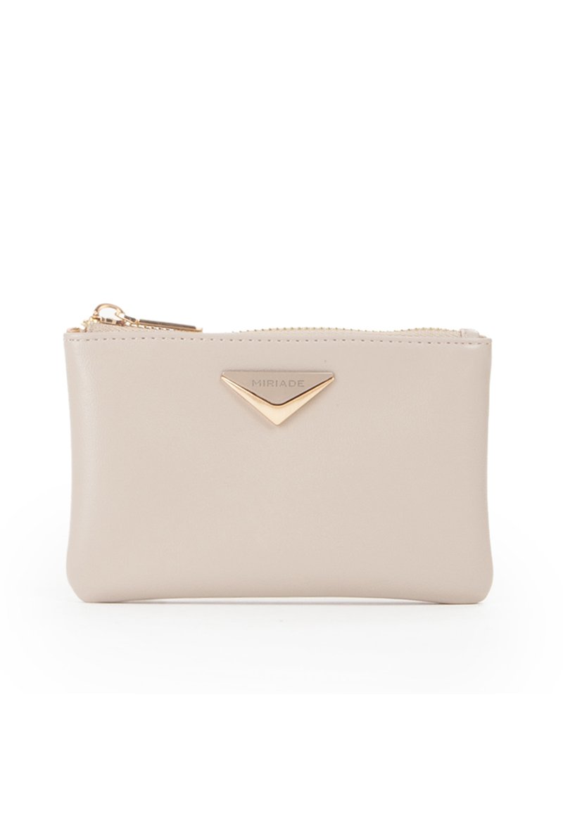 Porta carte in pelle beige con un accento hardware triangolare dorato. Presenta una chiusura a zip e una texture liscia. Design compatto e rettangolare.