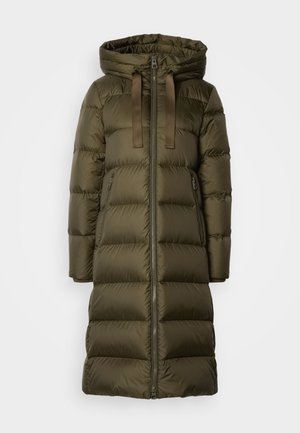 Lungo cappotto invernale imbottito verde oliva con cappuccio, zip frontale, lacci regolabili e tasche laterali con zip.
