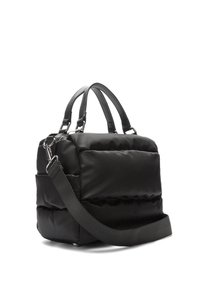 Čierna nadýchaná kabelka typu tote s dvoma držadlami na prenášanie, odnímateľným ramenným popruhom a hladkým nylonovým povrchom; má zipsové zapínanie a ploché dno.