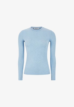 Svetlo modra, prilagojena bluza z dolgimi rokavi in krožnim izrezom, z oznako "Soft Rebels" na notranji strani ovratnika, prikazana na beli podlagi.