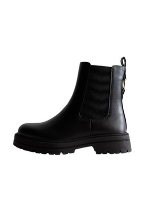 Sorte ankelstøvler i læder med teksturerede elastiske sidelommer, en kraftig sål og en løkke bagpå for nem påtagning. Glat finish og holdbart design.