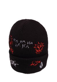 Berretto lavorato a maglia nero con disegni ricamati in rosso e bianco, inclusi testo, una ragnatela e un volto con caratteristiche aguzze.