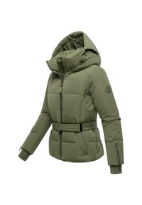 Groene gewatteerde jas met een capuchon, een ceintuur in de taille, ritszakken en geribbelde manchetten. Beschikt over een textuurstof en een gewatteerd ontwerp.