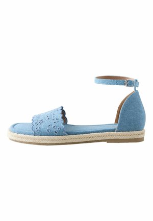 Hellblaue flache Sandale mit Knöchelriemen, gezacktem und besticktem Vorderband und geflochtener Jutesohle.