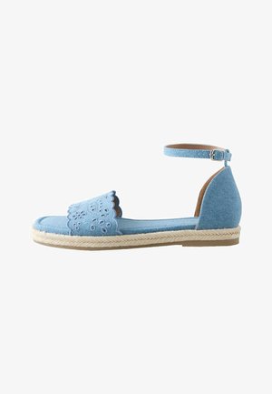 Sandalia plana azul claro con tira en el tobillo, banda frontal festoneada y bordada, y suela trenzada de yute.