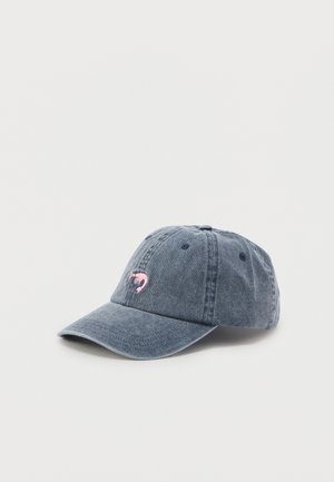 Verblasste blaue Baseballkappe mit gebogenem Schirm und einer kleinen pinkfarbenen Garnele, die auf dem vorderen Panel gestickt ist.