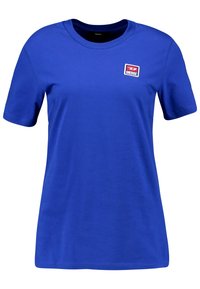 Blå bomulls t-shirt med rund hals och korta ärmar. Har ett litet rött och vitt logopatch på vänster bröst. Slät textur.