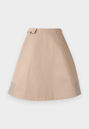 Jupe beige trapèze en coton, avec un détail de bouton et un motif à carreaux à l'ourlet. Texture lisse, longueur au genou.