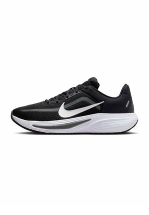 Schwarz-weißer, athletischer Laufschuh mit weißem Nike-Swoosh, schwarzen Schnürsenkeln und dicker weißer gepolsterter Sohle auf weißem Hintergrund.