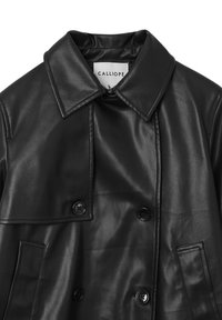 Veste noire en cuir à double boutonnage avec un col structuré, texture lisse et deux boutons à l'avant. Étiquetée "CALLIOPE."