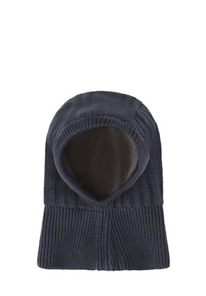 Pasamontañas tejido de color gris oscuro con amplio cuello cubriendo y cara abierta, diseñado para proporcionar calor y uso en invierno.