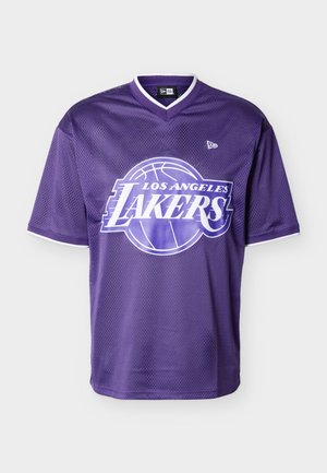 Vijolična košarkarska majica Los Angeles Lakers z mrežasto tkanino, belim robom na ovratniku in rokavih ter logotipom ekipe na sredi sprednje strani.