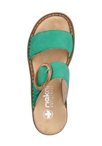 Groene suède sandaal met twee brede banden, een cirkelvormige bruine accent en een gevoerde inlegzool met "antistress" branding.