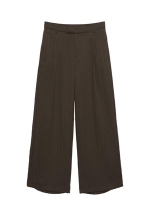 Sötétbarna, széles szárú nadrág övbemenetekkel, elején redőkkel és oldalzsebekkel, fehér háttéren elsimítva.