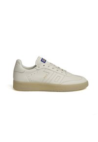 Sneaker in pelle bianca con finitura texturizzata, punta rotonda e lacci piatti. Presenta una suola in gomma flessibile e il marchio "BACK 70" sul lato e sul tallone.