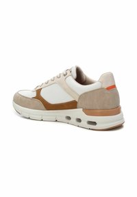 Zapatillas beige y blancas que combinan materiales de gamuza y malla, con puntera redondeada y una suela de color claro con acento naranja.