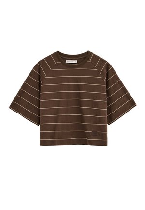 Braunes, kurzes T-Shirt mit dünnen, horizontalen weißen Streifen und weiten kurzen Ärmeln, mit rundem Ausschnitt.