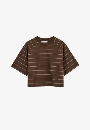 Camiseta corta marrón con finas rayas horizontales blancas y mangas cortas anchas, con escote redondo.