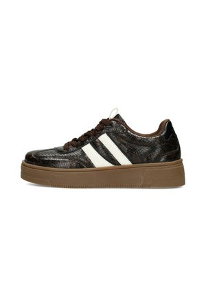 Zapatilla baja con estampado de serpiente marrón, dos rayas blancas laterales, cordones marrones y suela gruesa marrón, vista desde el lado exterior.