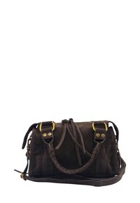 Sac à main en daim marron avec quincaillerie dorée, bandoulière tressée et fermeture à cordon. Forme compacte et structurée avec rivets latéraux.