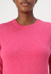 pure cashmere CLASSIC CREW NECK  - Pulover - strawberry
