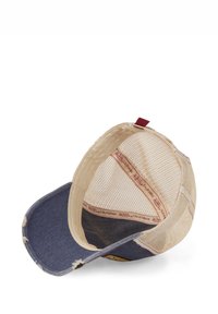 Casquette avec un intérieur en mesh beige, une visière incurvée en denim bleu et une étiquette bordeaux. L'intérieur comporte une étiquette de marque et une couture visible.