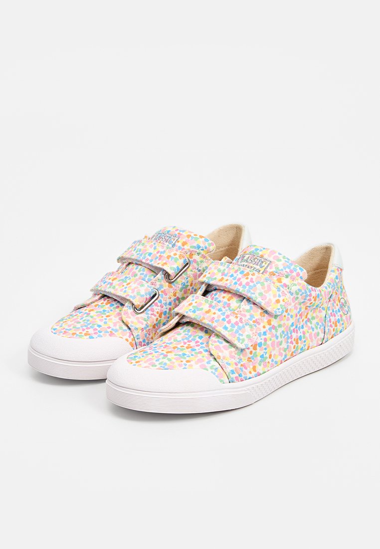 Bunte Sneaker mit einem gepunkteten Muster, ausgestattet mit zwei Klettverschlussriemen und einer weißen Gummisohle. Obermaterial aus weichem Textil.