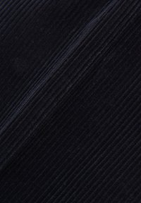 Laivaston sininen corduroy-kangas, jossa on poikkisuuntaiset poimut ja pehmeät, hienot urat sekä sileä pinta.