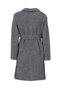 Cappotto grigio strutturato con cintura, caratterizzato da un ampio colletto e maniche lunghe. Il design è di lunghezza media e presenta un motivo classico.