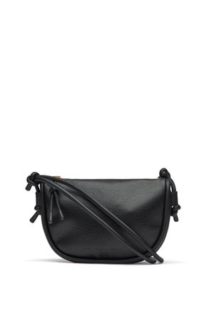 Sac à bandoulière en cuir noir avec une forme courbée, finition texturée, détails à cordon de serrage sur le côté et une fine sangle. Fermeture éclair en haut.