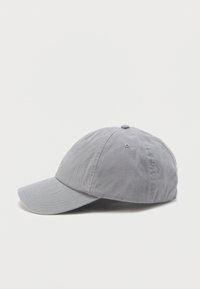 Ανοιχτό γκρι βαμβακερό καπέλο μπέιζμπολ με ραμμένες οπές αερισμού και κυρτή γείσο σε λευκό φόντο.