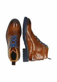 Botas de cuero marrón hasta el tobillo con cordones azules, diseño perforado, suela marrón y azul marino, y bucle de tirón; acabado texturizado en toda su superficie.